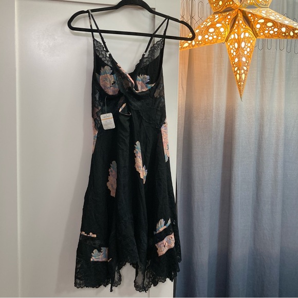 ❌SOLD❌Intimately Free People Black Floral Lace Dress - Picture 4 of 10
